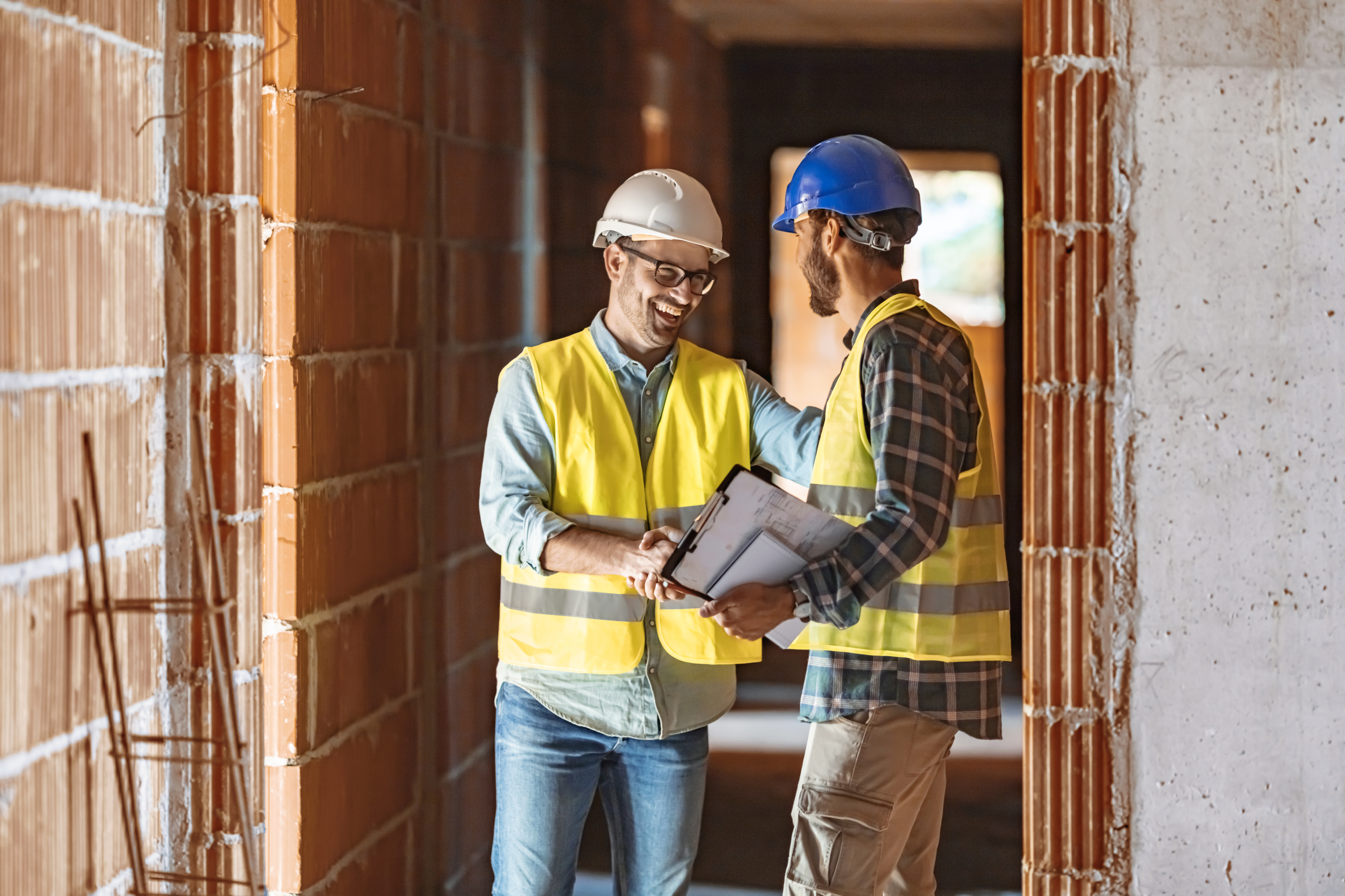 Constriction Worker Shaking Hand of Contractor Startseite Kreis rechts